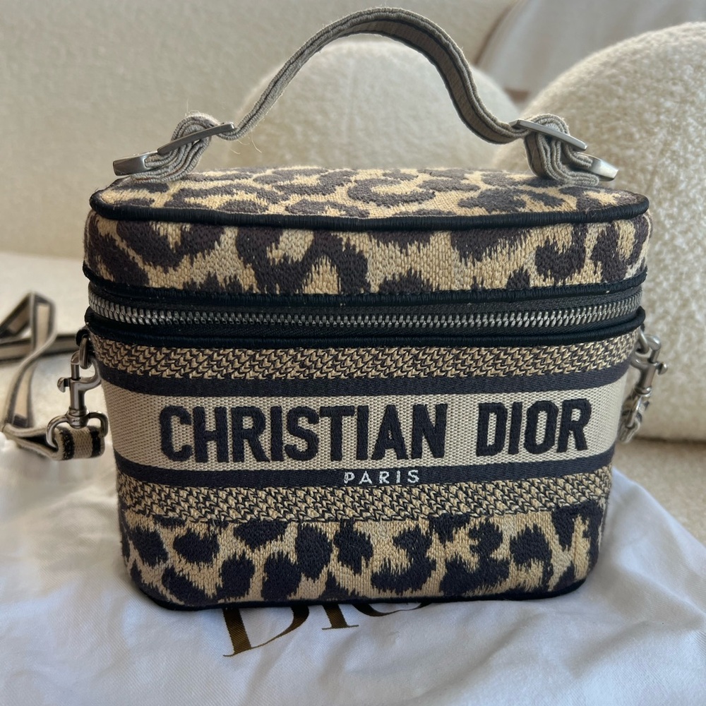 Christian Dior Mizza embroidered canvas vanity bag RARE.
100% Authentic.